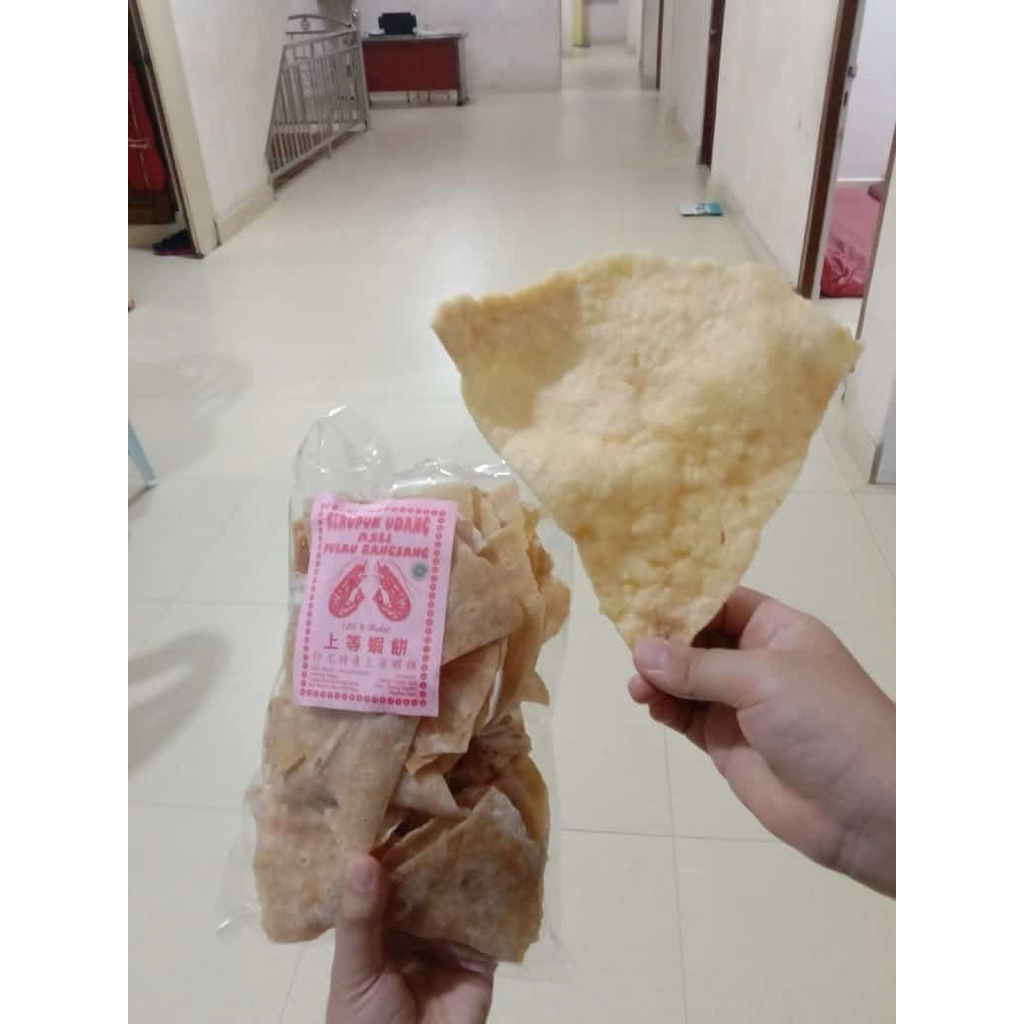 

Kerupuk Udang asli pulau Rangsang 100% halal berat 500 gram bentuk segitiga