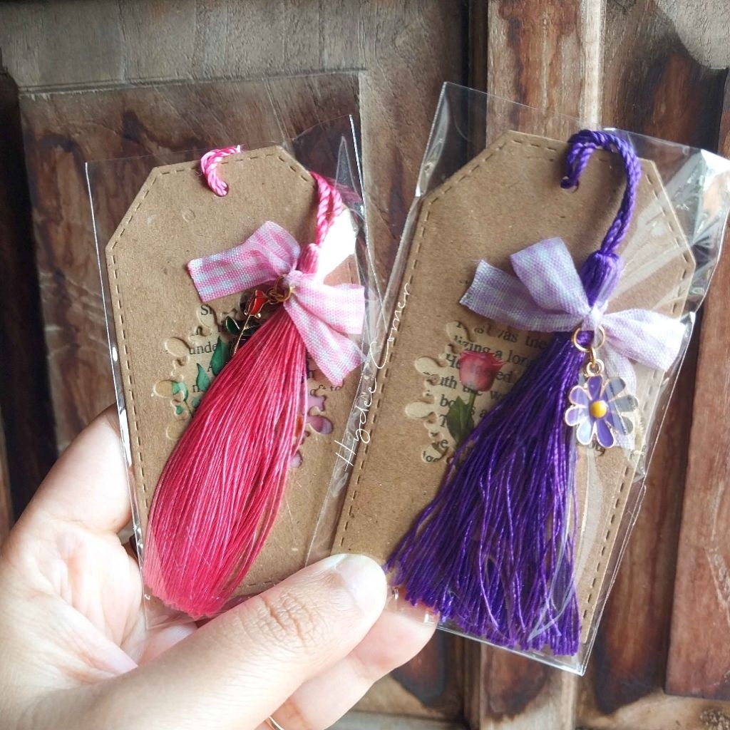 

Bookmark handmade pembatas buku kupu kupu dengan tassel