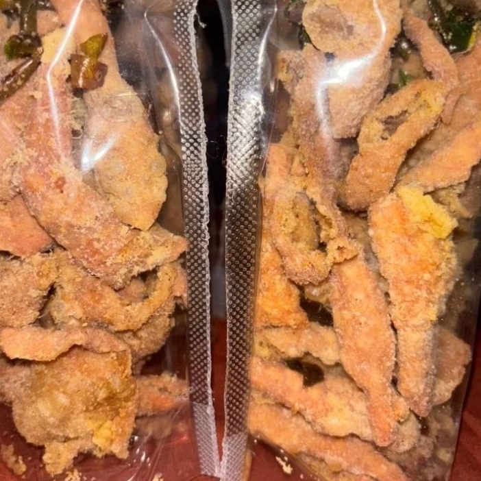 

KERIPIK KULIT ayam 100 GRAM /DAUN JERUK/ CIKRUH kulit ayam ORIGINAL daun jeruk