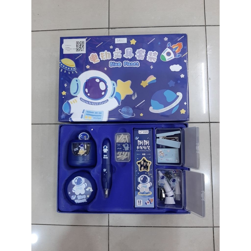 

alat tulis set elektrik cowok gambar astronot