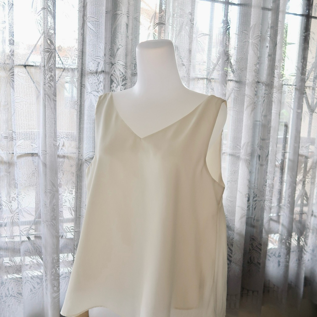 (Preloved) Blouse Sleeveless - Uniqlo (XL)