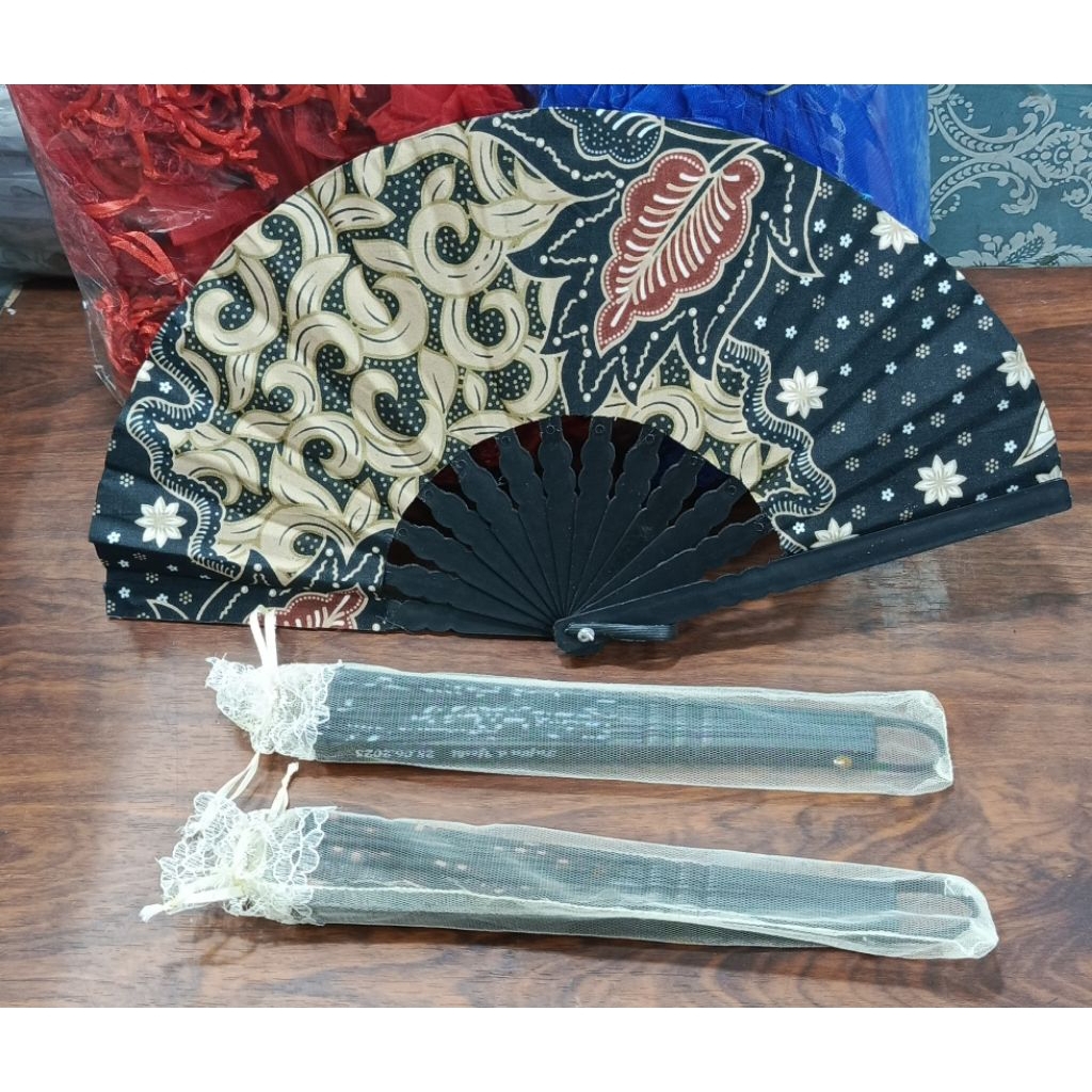 Kipas Batik Sedang Gagang Hitam.
