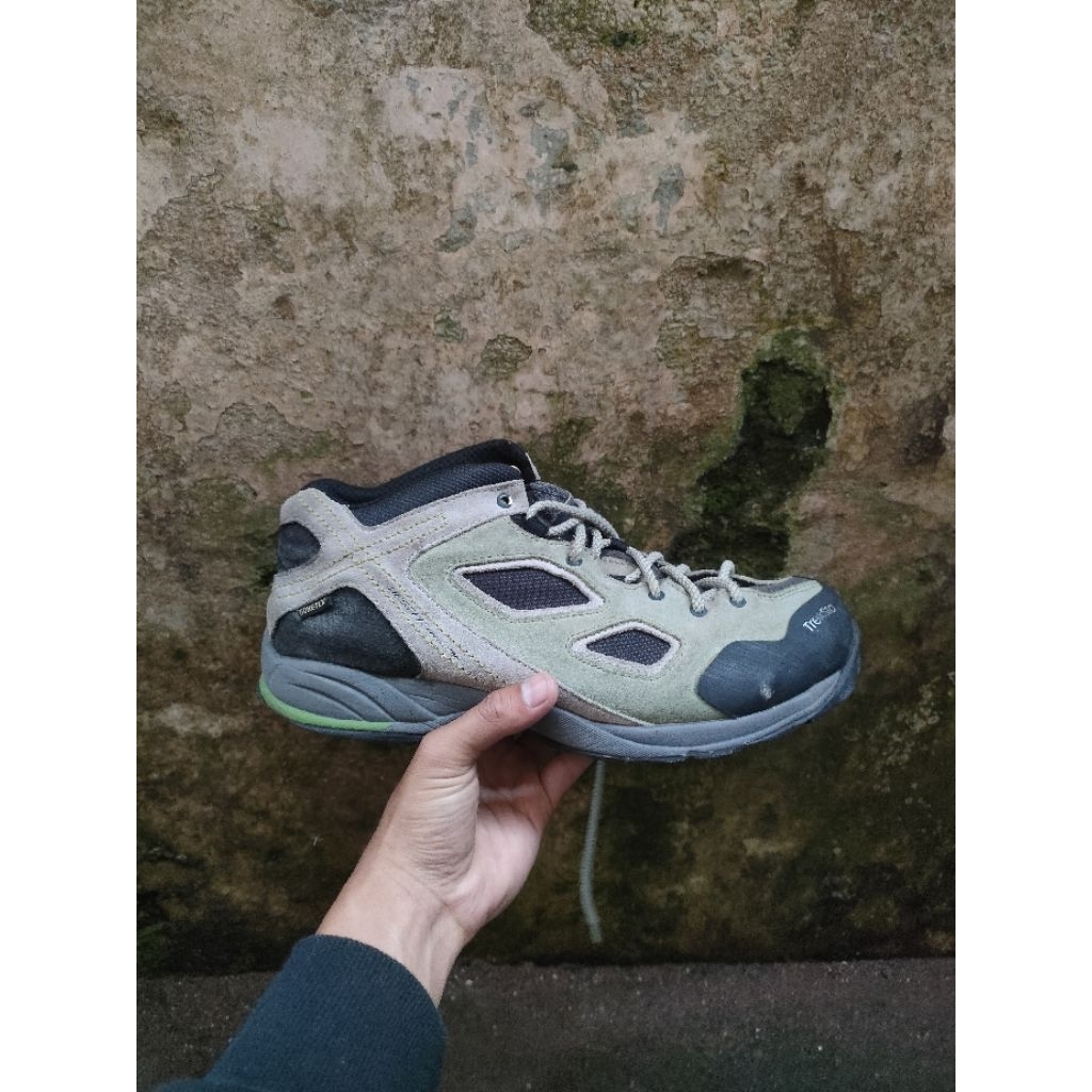 Sepatu second outdoor, Treksta size 42,5 (27,5 cm)