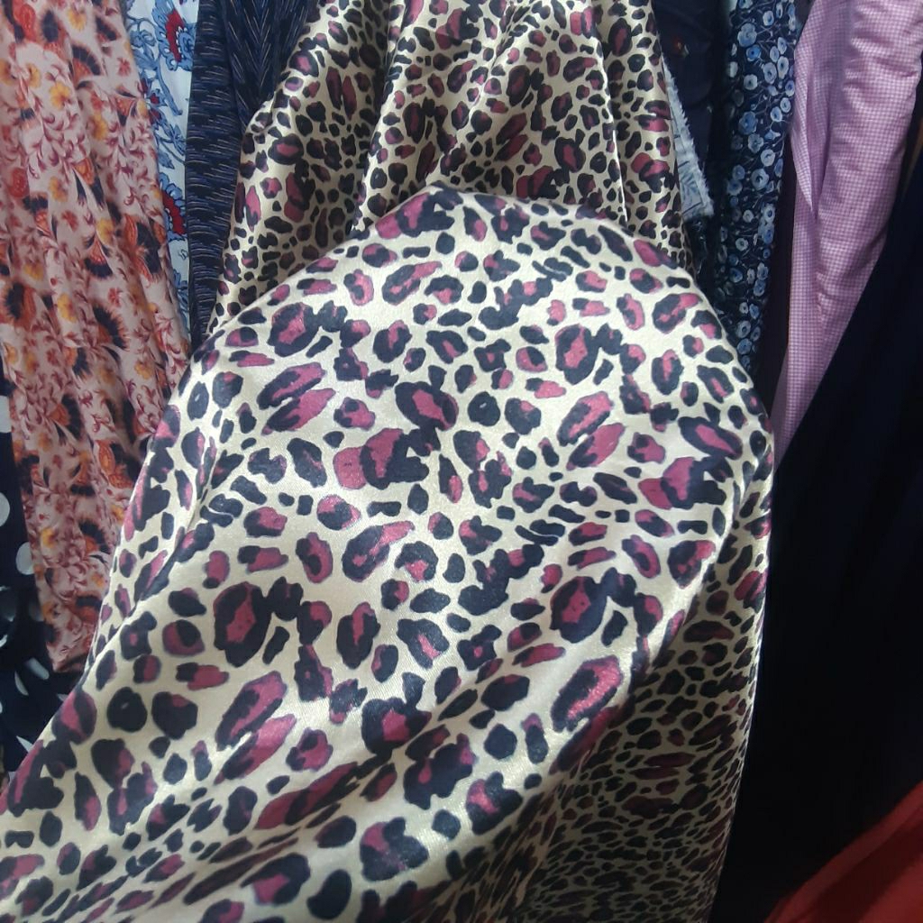 KAIN SATIN SUPER PREMIUM MOTIF MACAN - KAIN SATEN PREMIUM MOTIF MACAN HARGA/0,5M