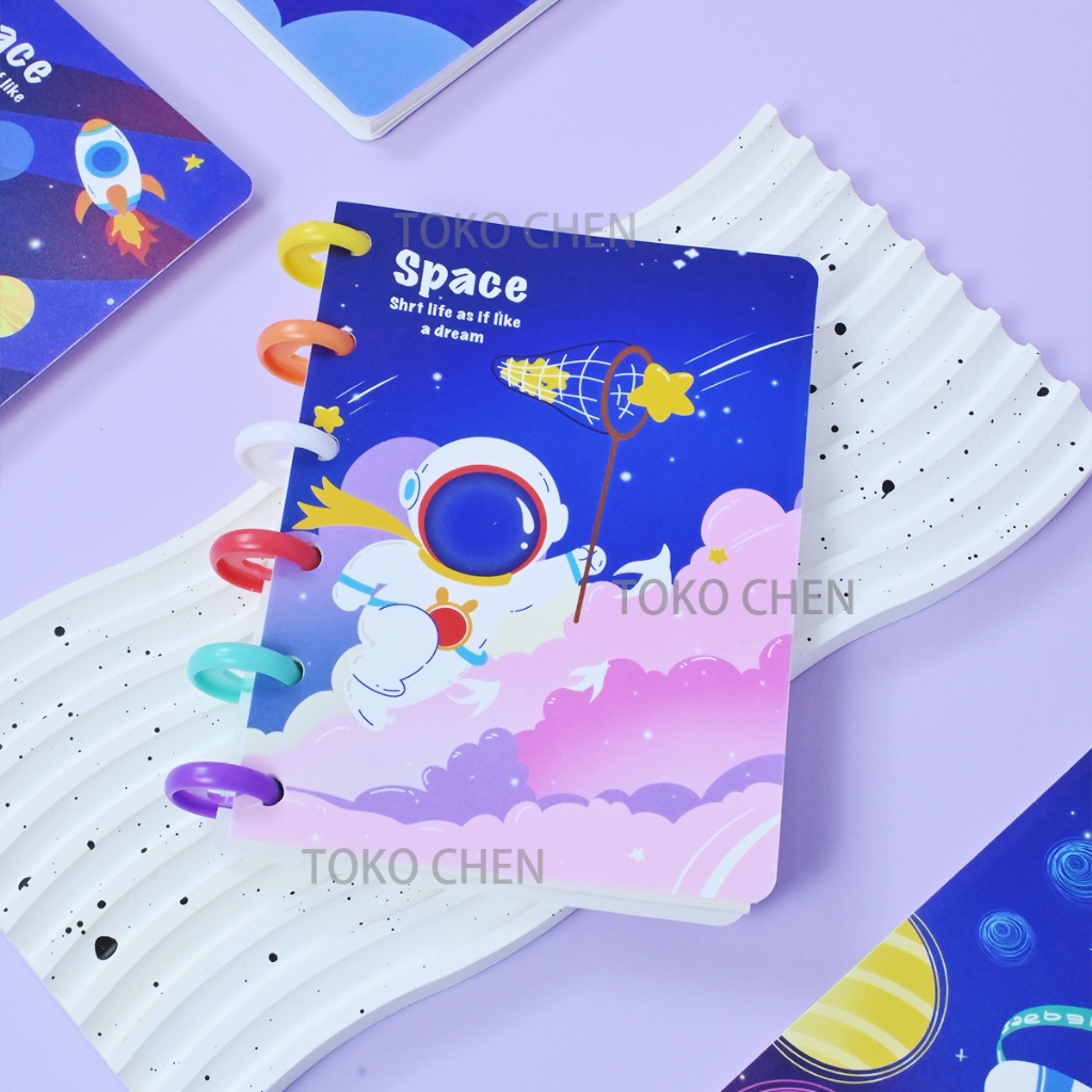 

*Dunia kosmik* NOTEBOOK SIZE A6 RING / BUKU KARAKTER LUCU 80 LEMBAR ( SATUAN )