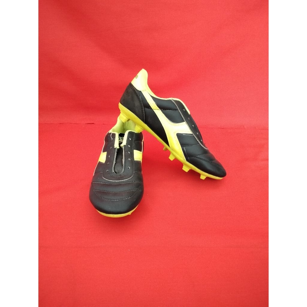 Sepatu Bola Diadora