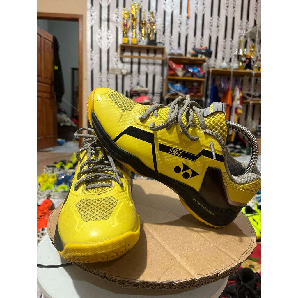 sepatu badminton bekas SHB yonex
