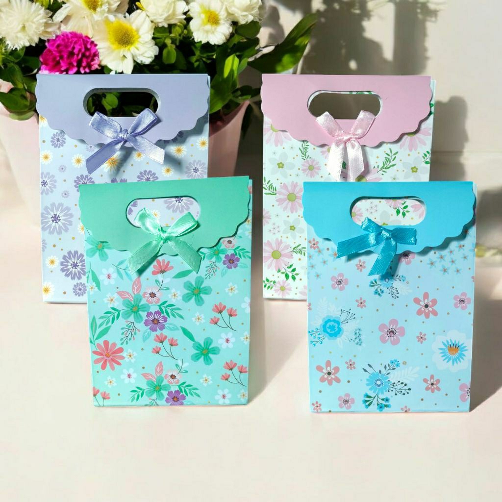 

Paper Bag Pita Motif Bunga Ukuran Tanggung (20,5 x 14,5 x 6,5)