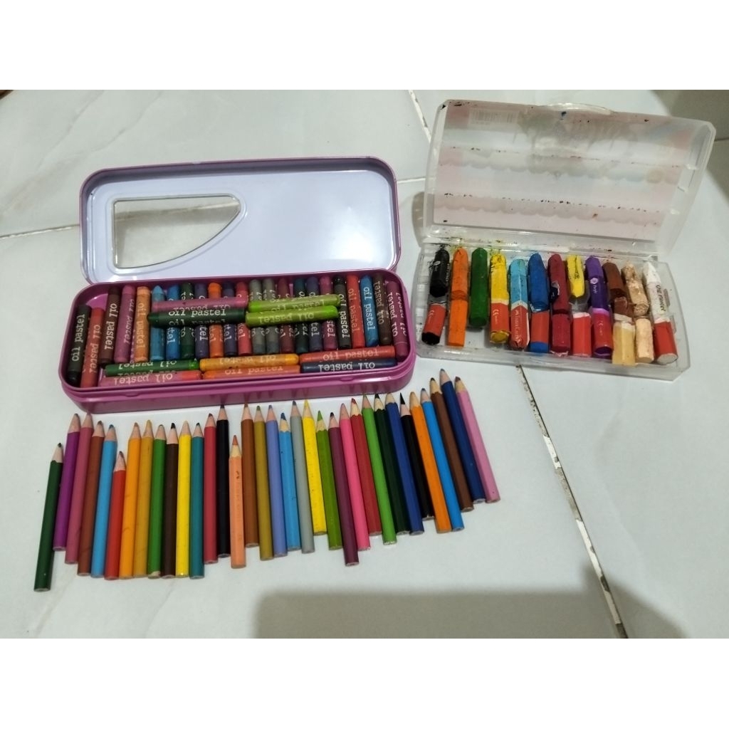 

Jual paketan preloved crayon & pensil warna belajar mewarnai