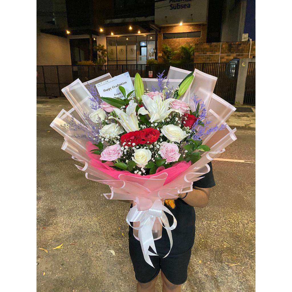 HAND BOUQUET MAWAR MIX LILY - LILY HAND BOUQUET - BOUQUET LILY FLOWER WITH ROSES
