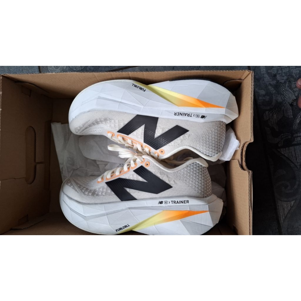 Sepatu Lari NB New Balance Fuelcell Supercomp Trainer V3 Women Size 38