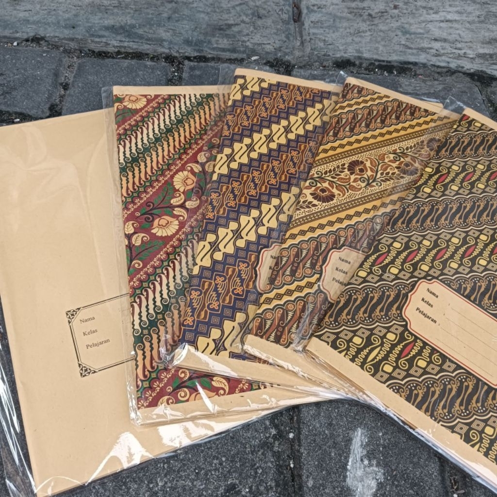 

910 Lembar Sampul Kertas Buku Campus Boxi Bigbos Motif Batik Coklat Mika Plastik 17x25cm