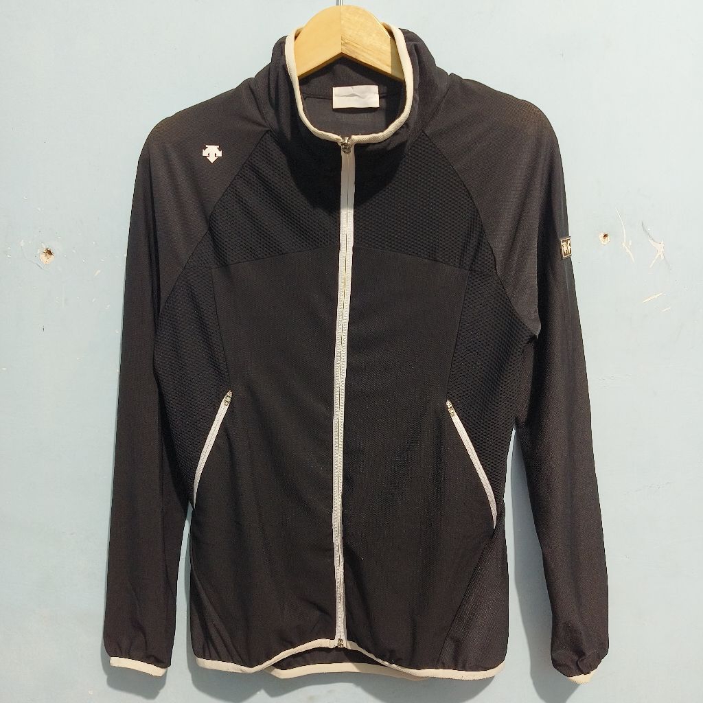 Jacket Descente Running Hitam