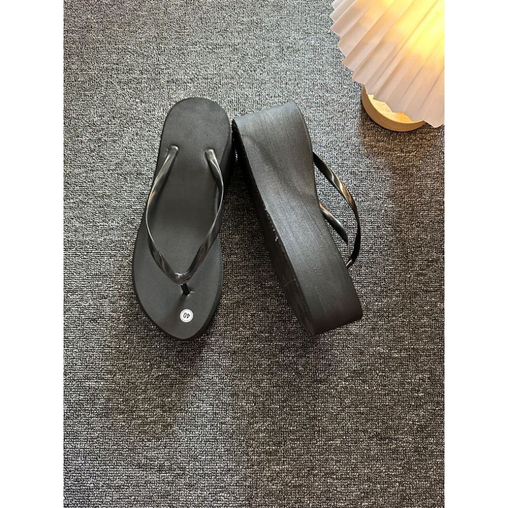 SANDAL POLOS HITAM WEDGES 7CM, SANDAL JEPIT