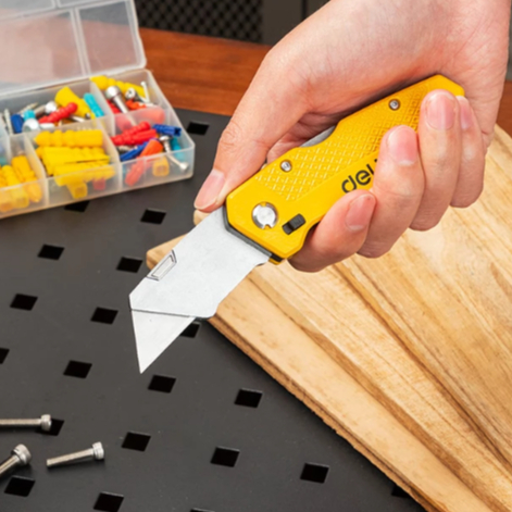 

Alat Potong GRC/GIPSUN/WOODPANEL | Deli T-Type Cutter / Cutter Lipat Material SK2 Isi Mata Pisau 5 pcs EDL006Z