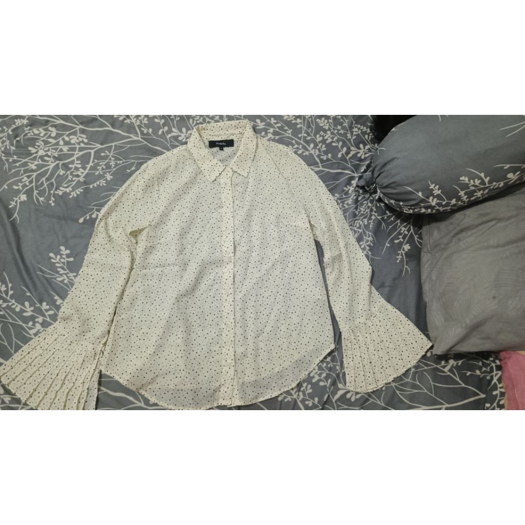 PRELOVED KEMEJA MEREK POMELO