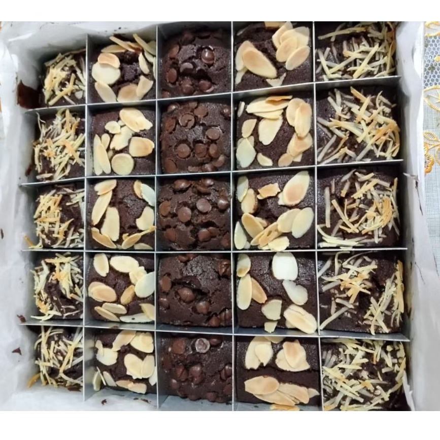 

Fudgy Brownies Mix Slice 20x20cm