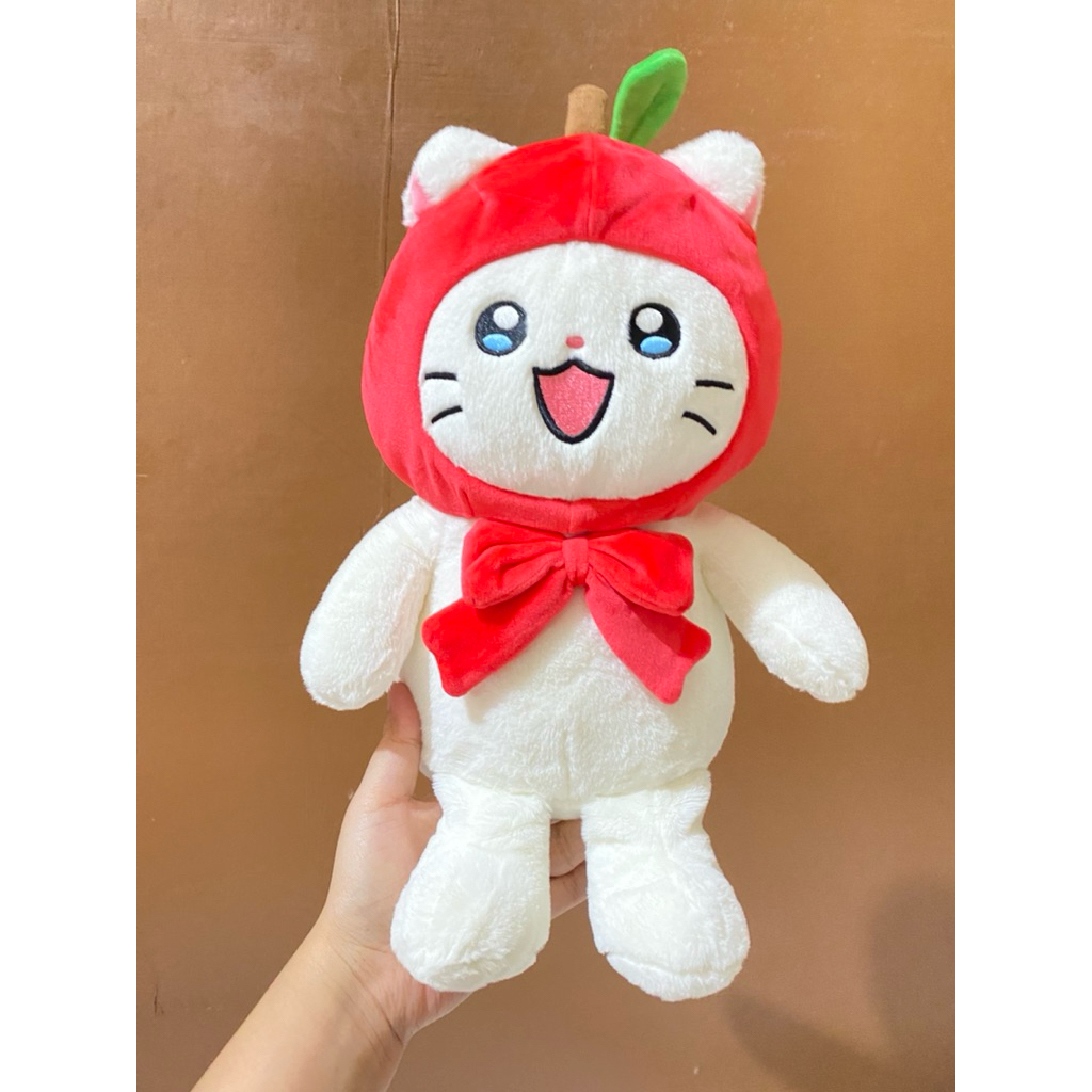 Boneka Karakter Kucing Topi Apel size 33cm Original / Boneka Kucing Putih Topi Apel / Boneka Kucing 