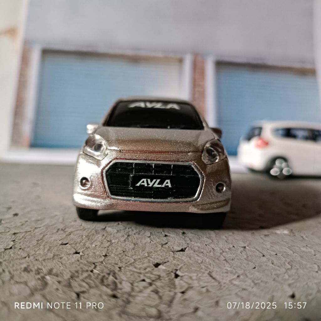 Daihatsu Ayla skala 1:32 PLASTIK Miniatur diecast