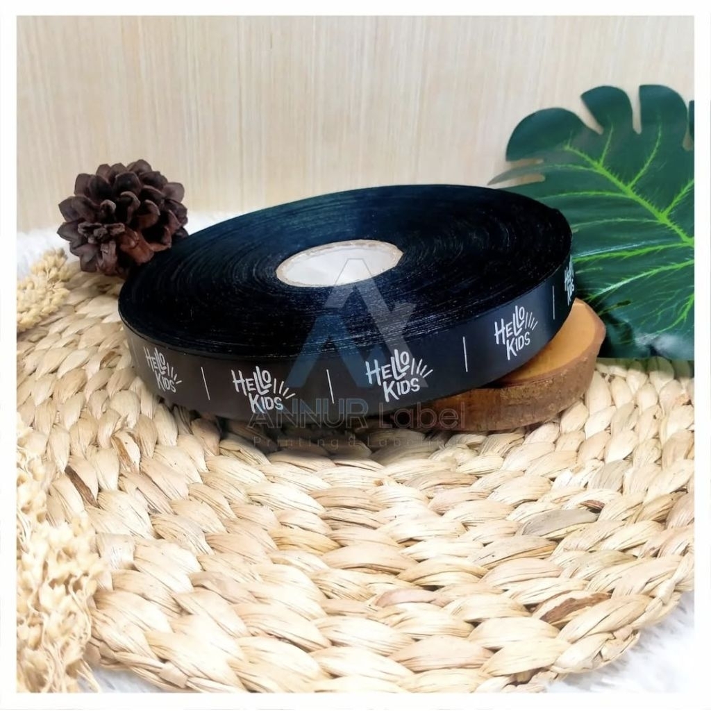 

Label Satin hitam Custom Cetak Nama (1 rol 160meter) Untuk Fashion & Aksesoris free desain