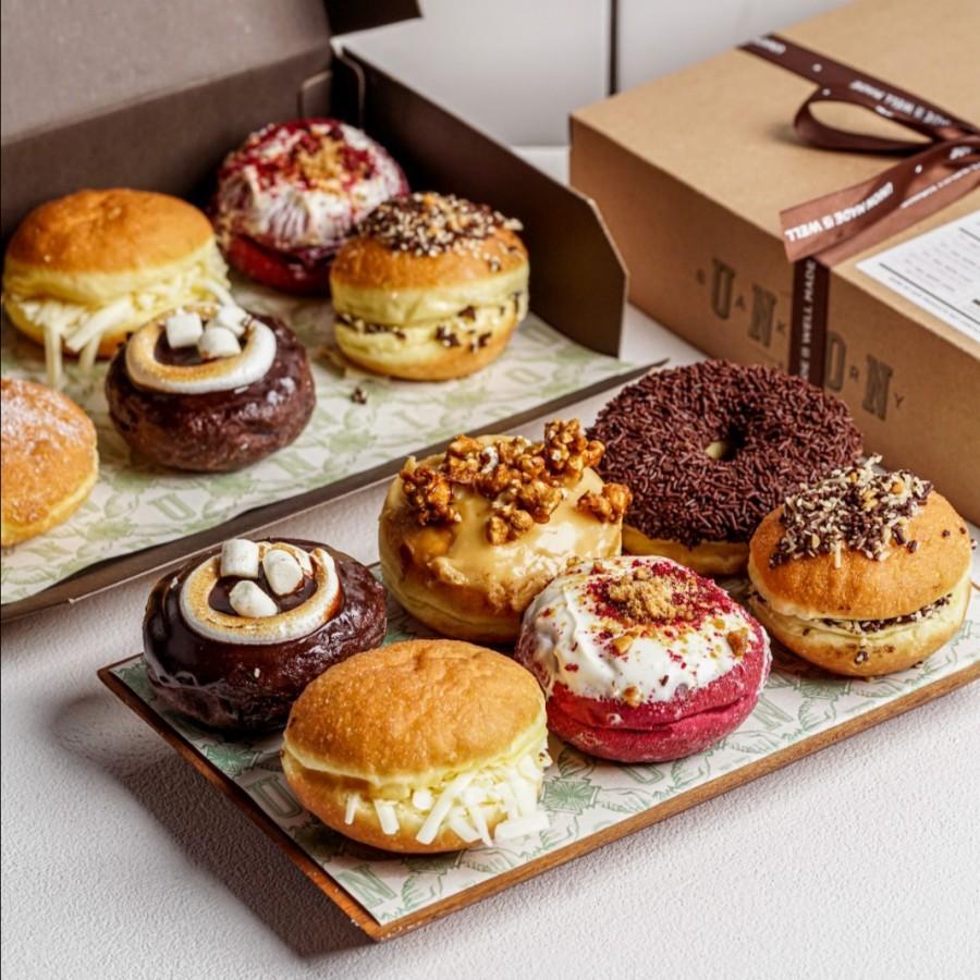

Union Doughnut box of 6 pieces Half Dozen Doughnut Donut isi 6