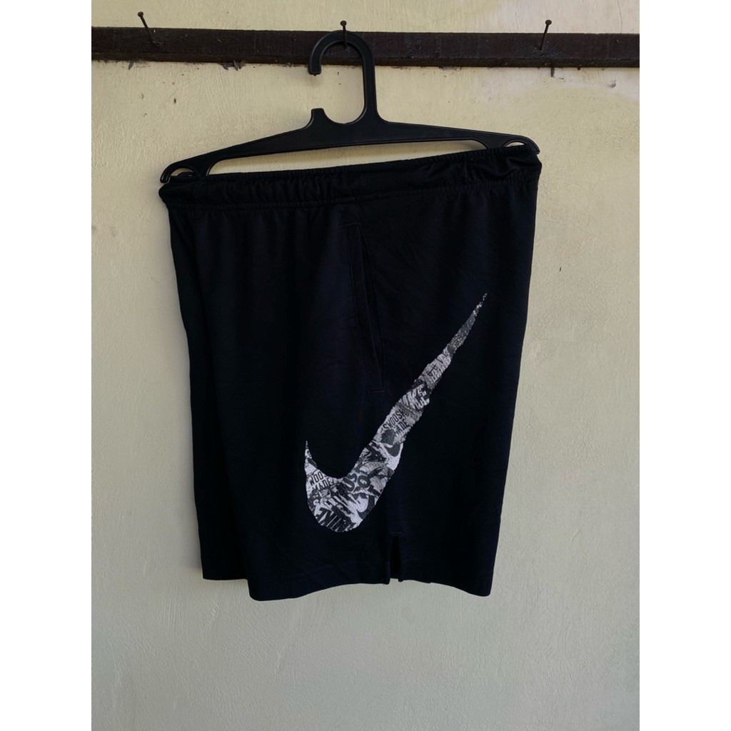 celana pendek nike big swoosh