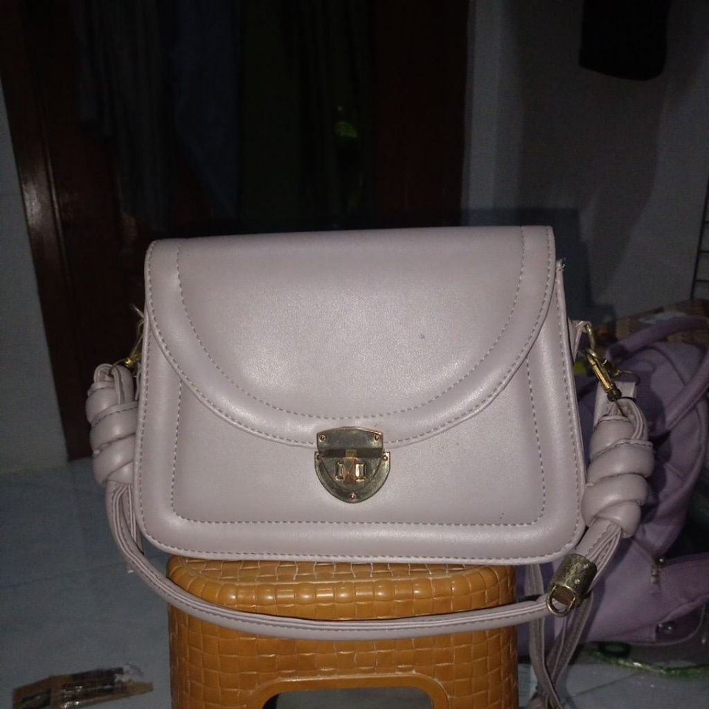 Preloved Tas Wanita Warna Ungu Ke Abuan