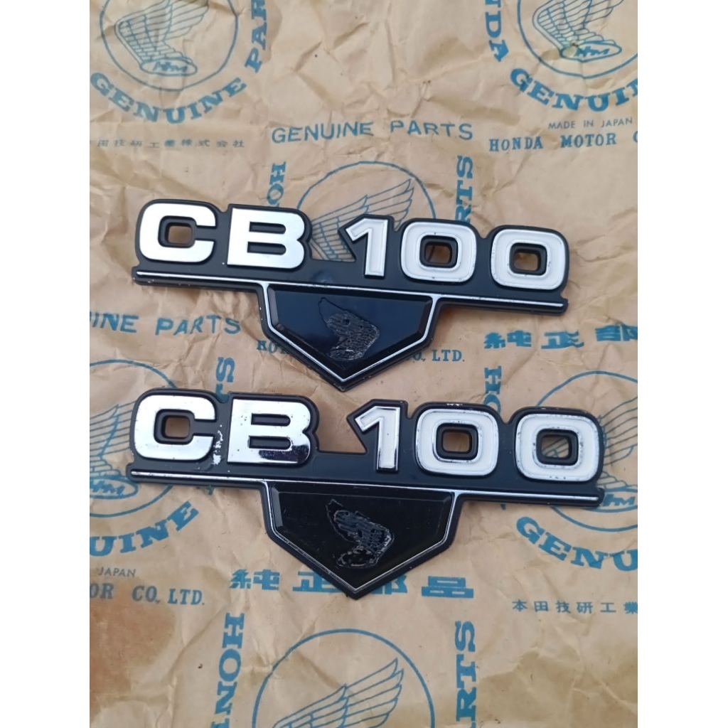 Emblem side cover box aki Honda CB100 Original