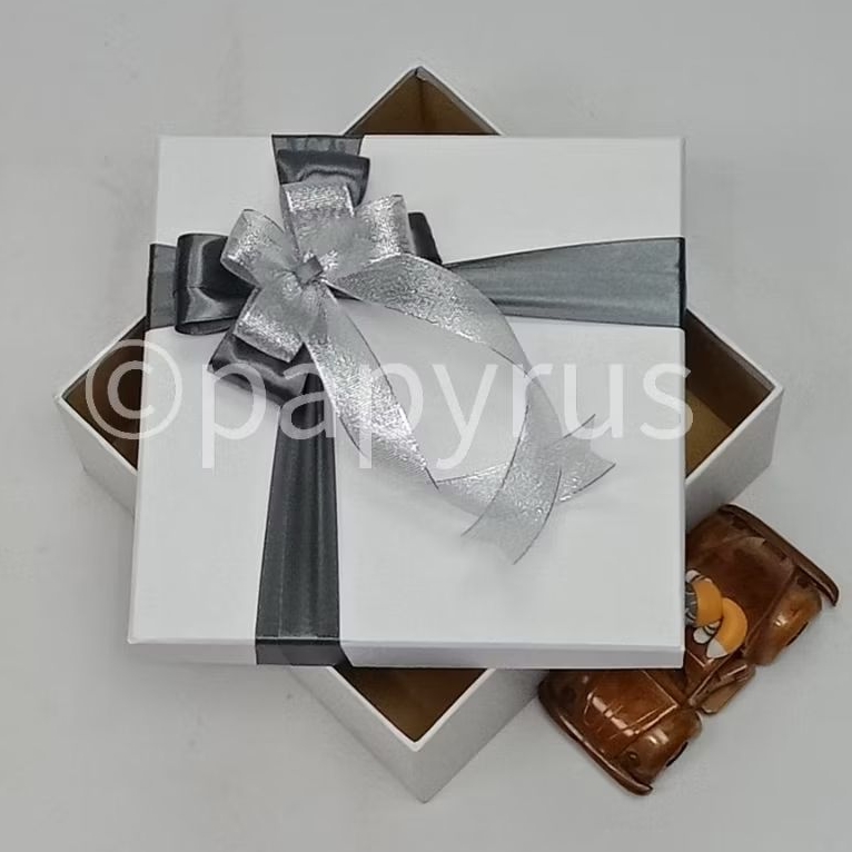 

PAPYRUS 22,5x22,5 Tinggi 5cm Kotak Kado Gift Box Hadiah V2