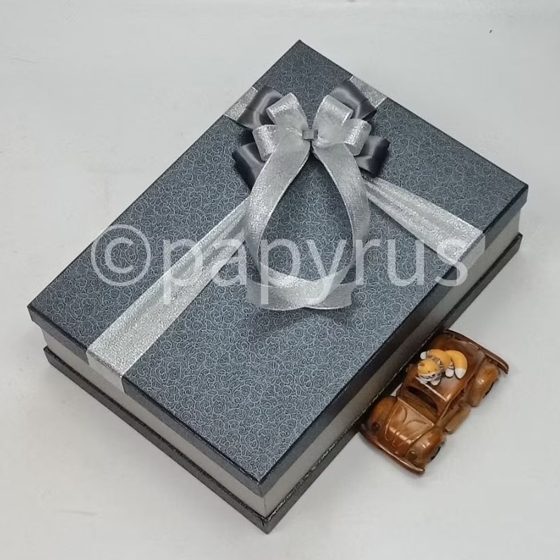 

PAPYRUS Sandwich 25x35 Tinggi 10cm Kotak Kado Gift Box V1