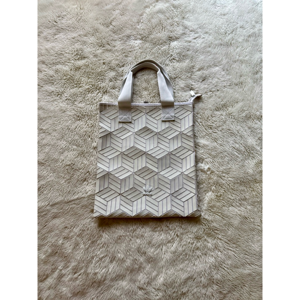 tas adidas geometrik putih (tote bag reflective)