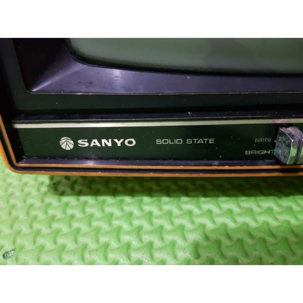 Tv jadul warna kuning