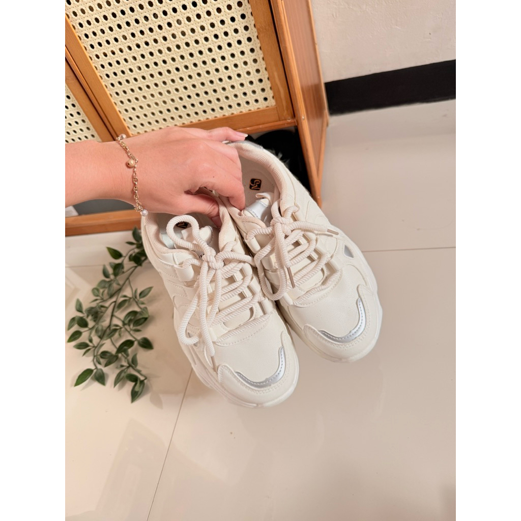 Sneakers olahraga wanita second