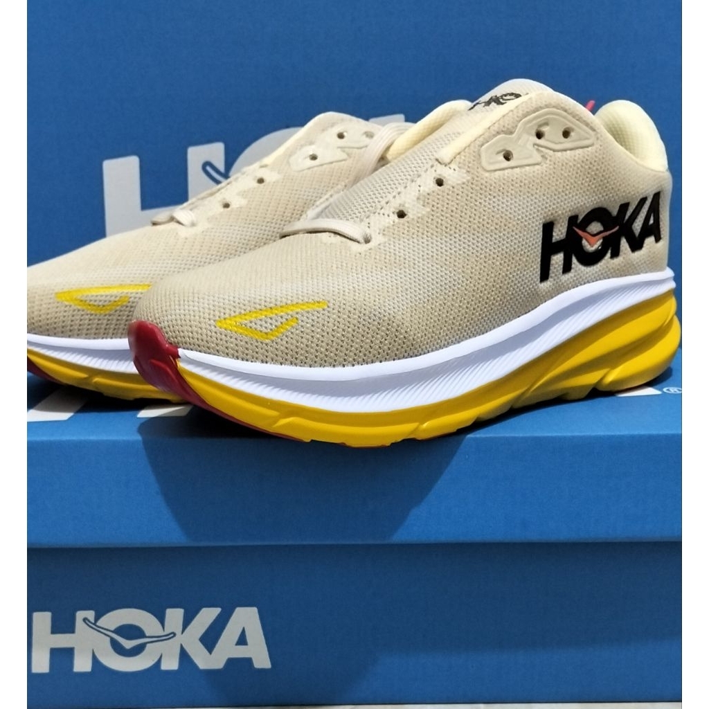 Sepatu running HOKA