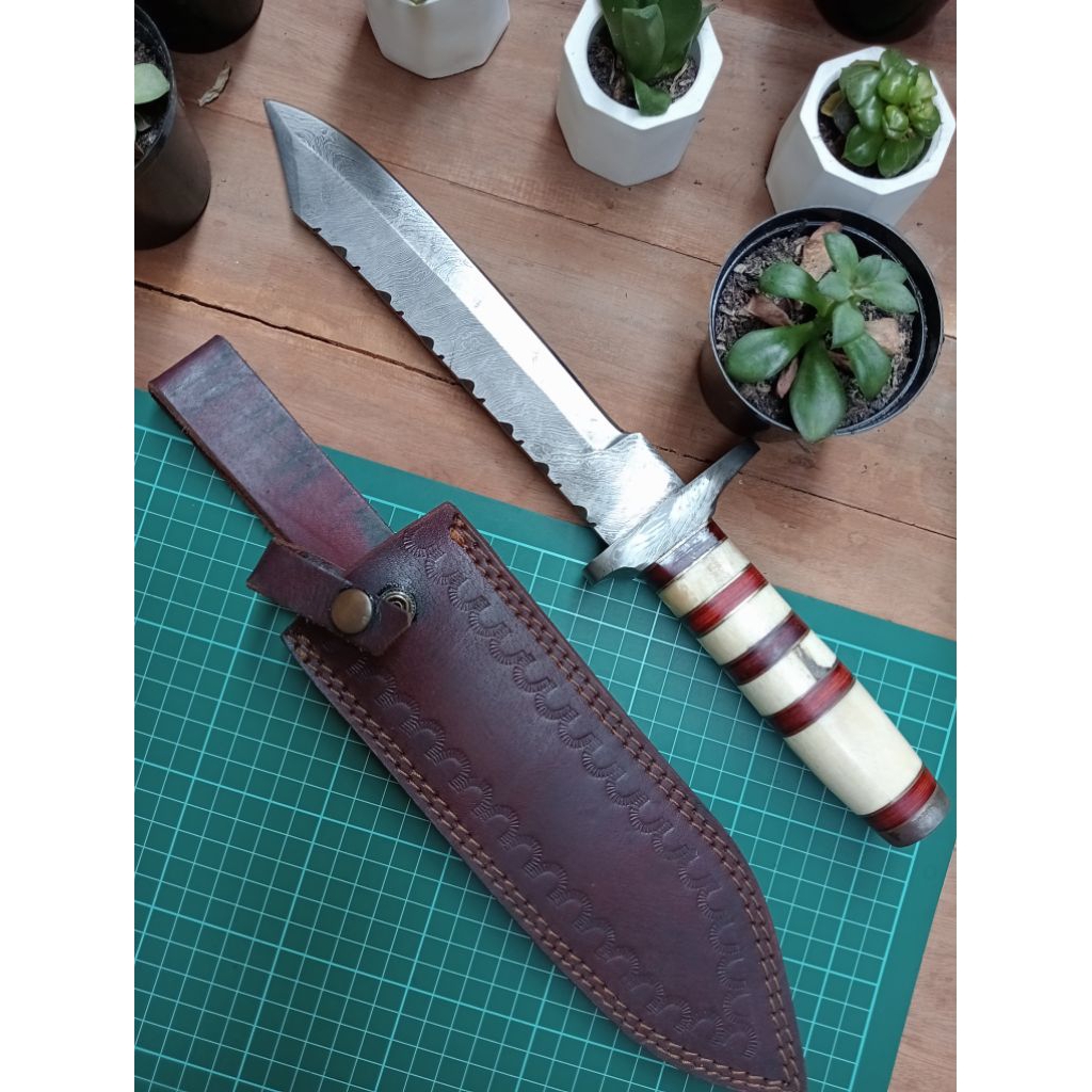 Pisau damascus gaya bowie, bilah 23 cm, full tang, gagang tanduk, handmade Pakistan.