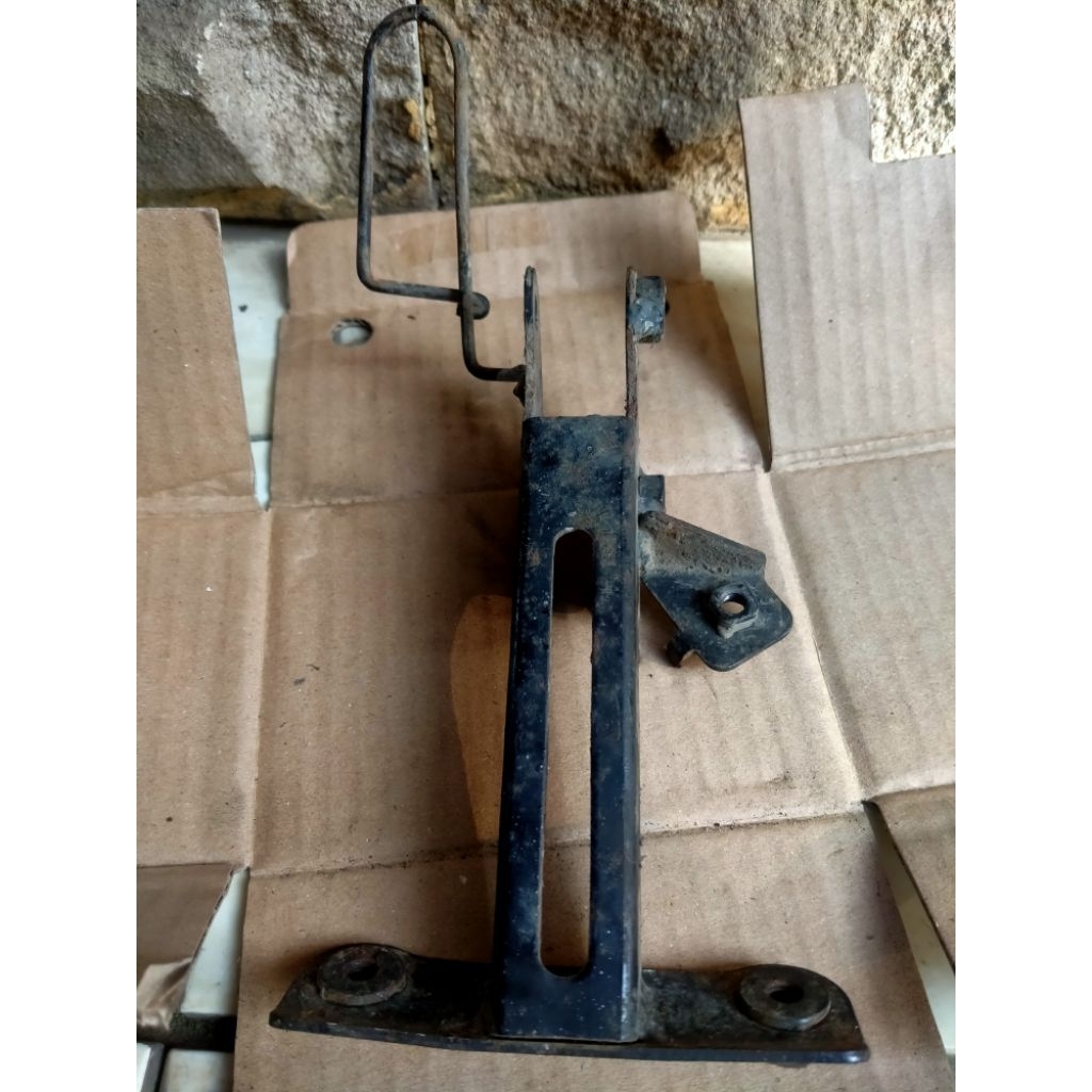 brecket dudukan tameng depan beat fi k25