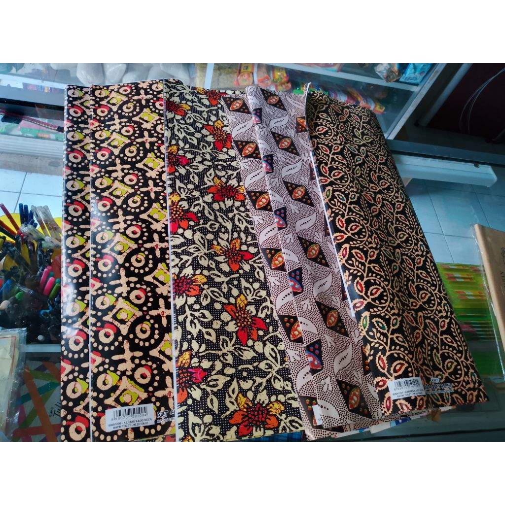 

Kertas kado motif batik 10 lembar