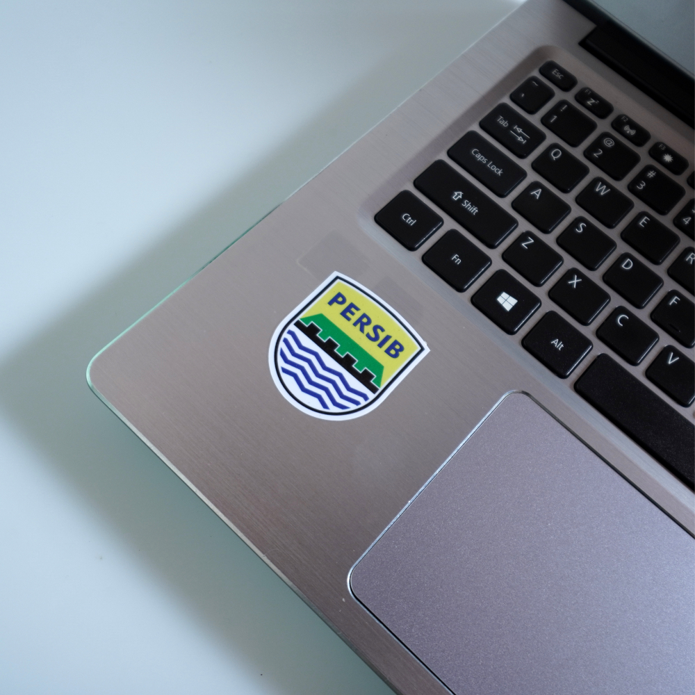 

Stiker logo persib dan timnas indonesia dicetak di kertas ukuran A6 bahan graftac