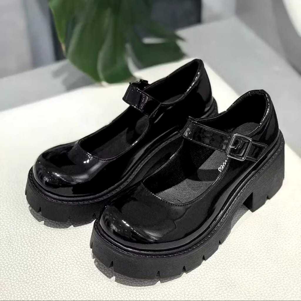 sepatu wanita korea style hitam putih kekinian