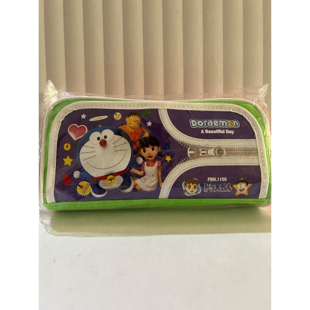 

Tempat pensil sleting Doraemon muat besar