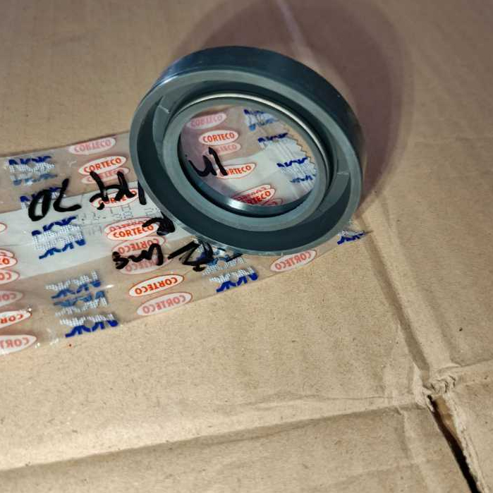 SEAL TRANSMISI BELAKANG TOYOTA INNOVA BENSIN/KIJANG KF 70