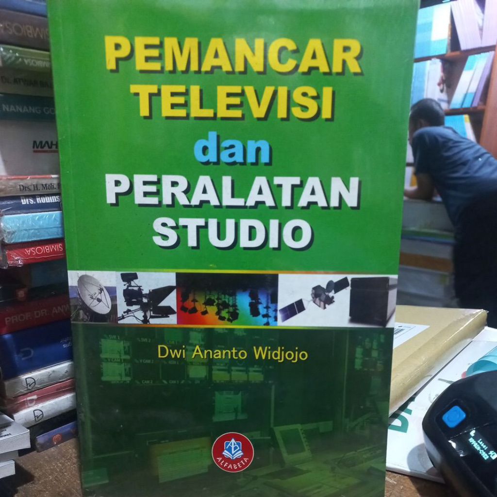 Pemancar televisi dan peralatan audio Dwi ananto widjojo.