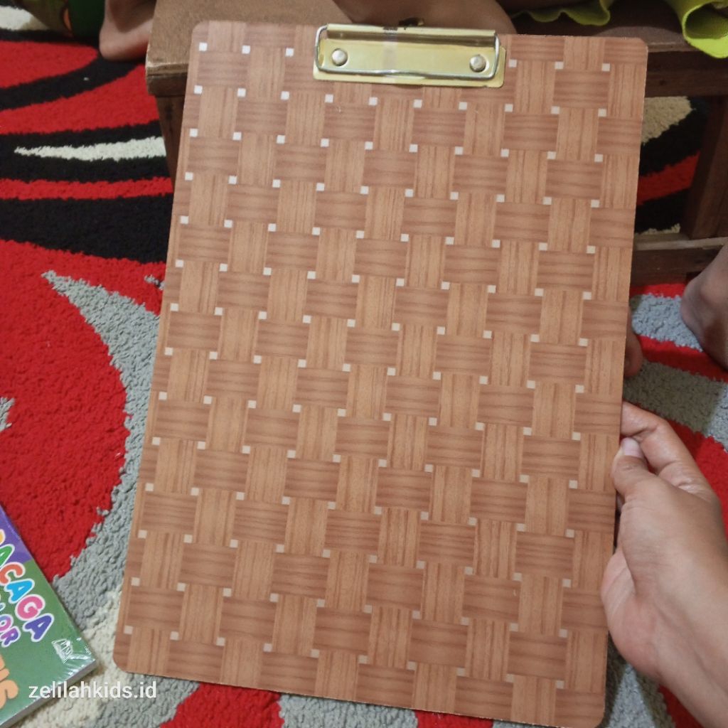 

Papan alas ujian anak sekolah