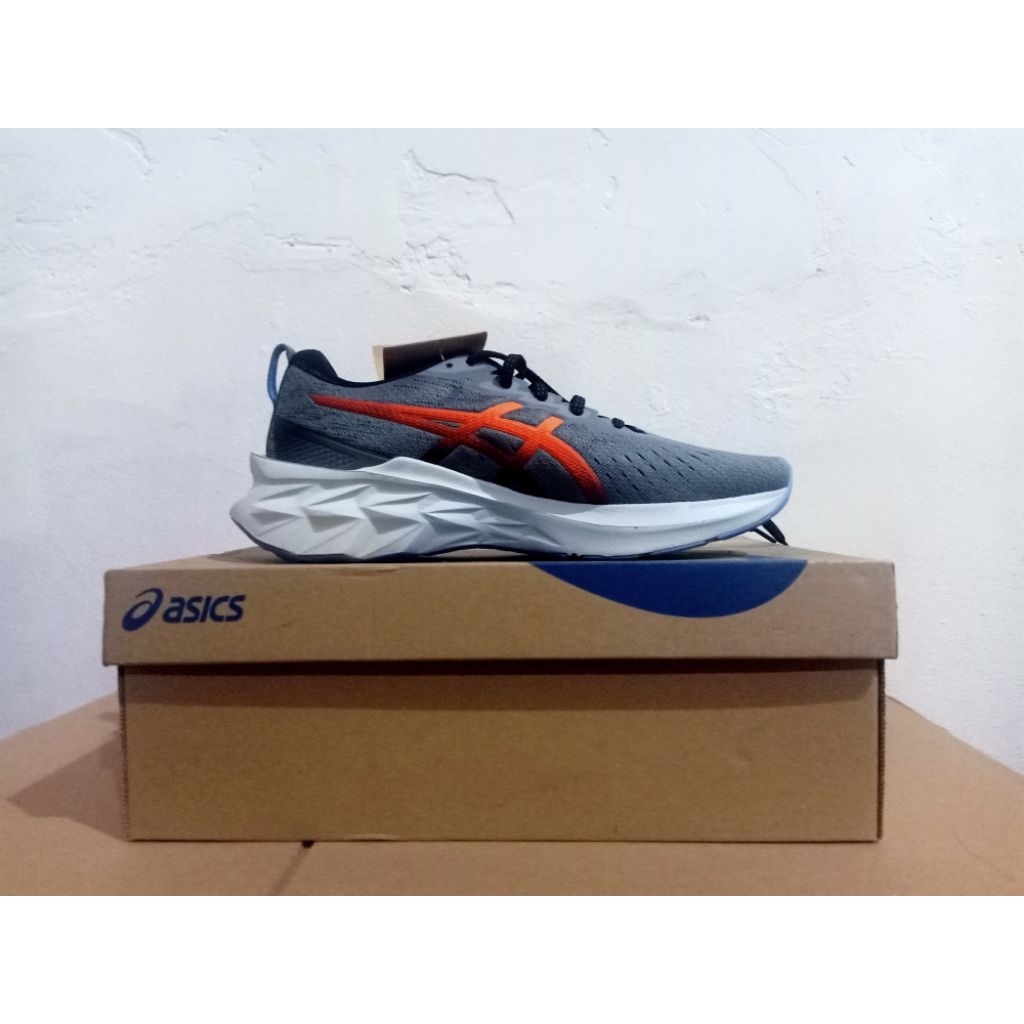 SEPATU LARI PRIA ASICS NOVABLAST 2 CLAY GREY/SHOCKING ORANGE ORIGINAL