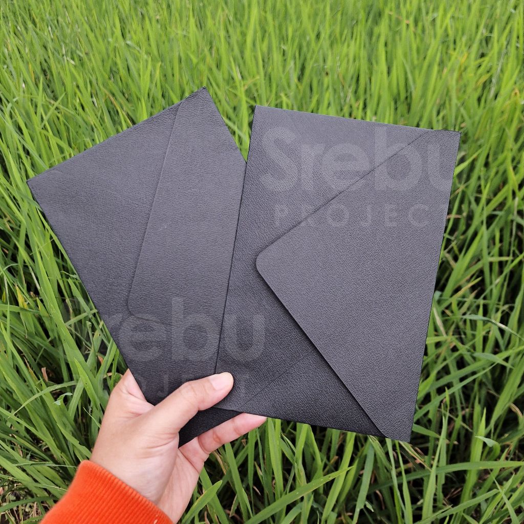 

AMPLOP HITAM DAN CRAFT POLOS BESAR 12.5 X 19.5 CM BERTEKSTUR