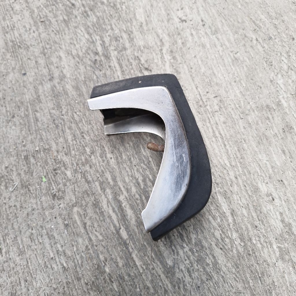 tanduk bumper peugeot 504