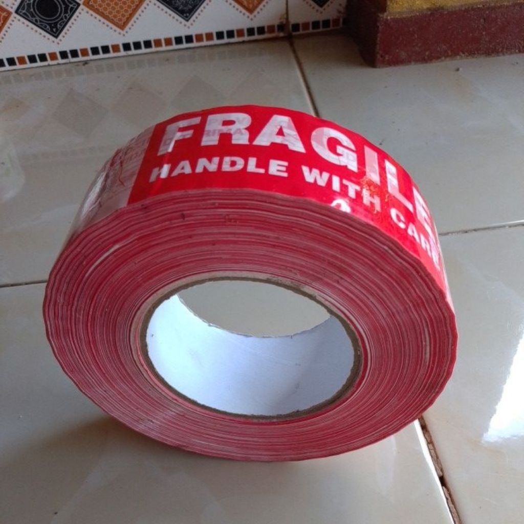 

fragile putih merah