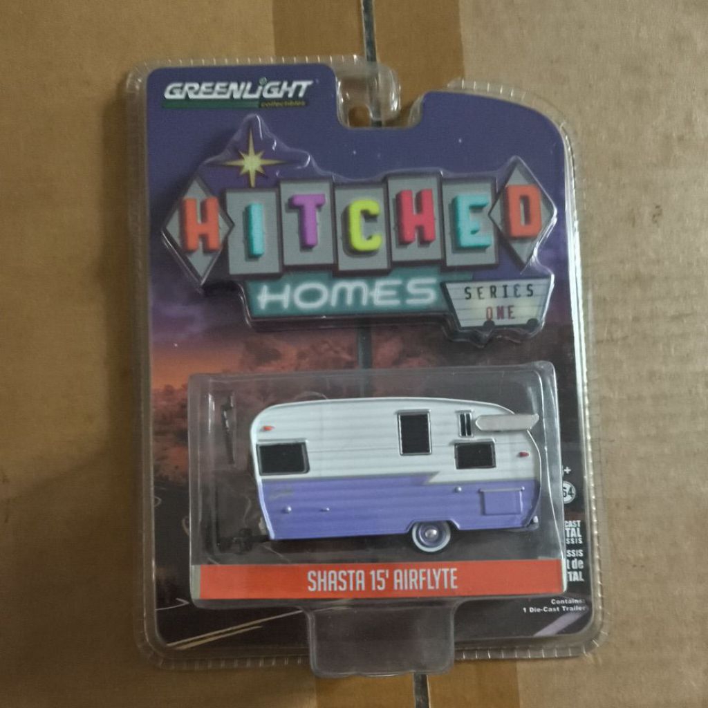 Greenlight Hitched Homes Shasta Airflyte Ungu