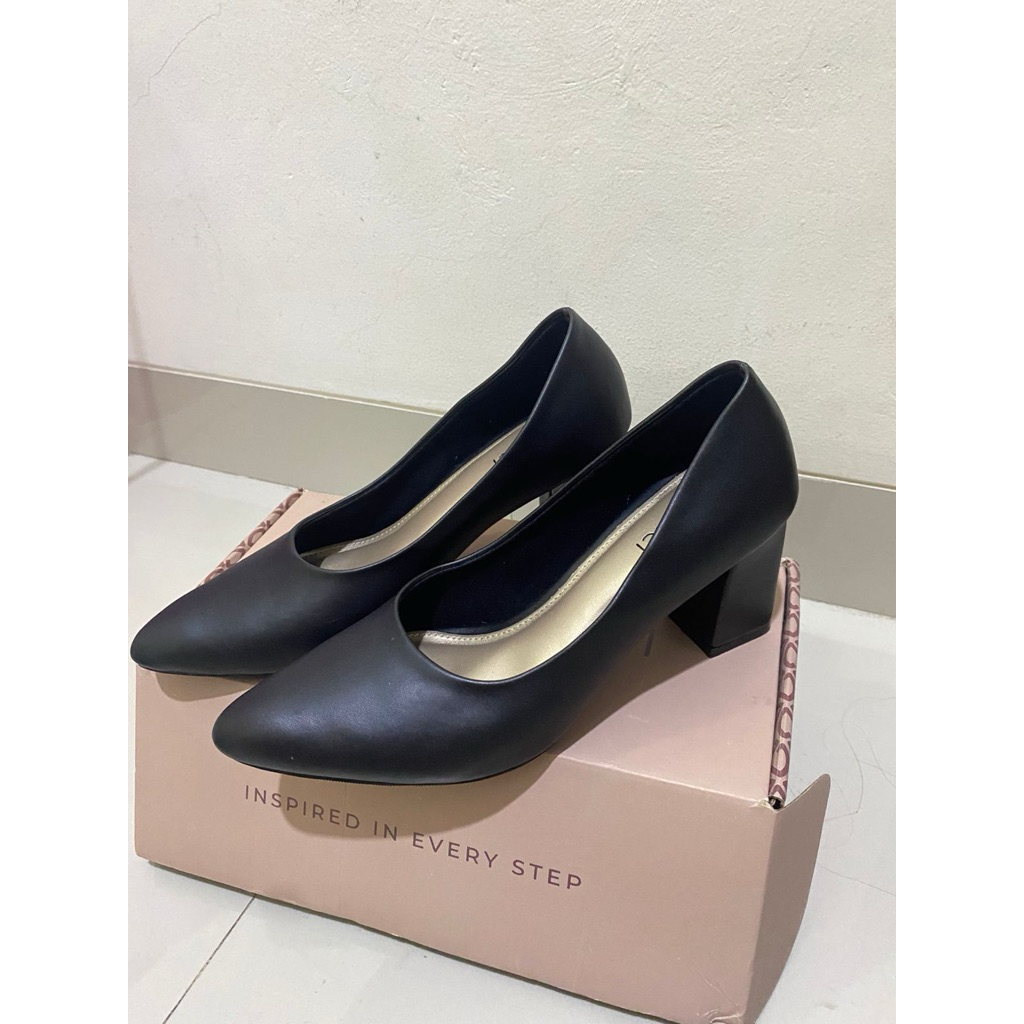 sepatu hitam hak pendek