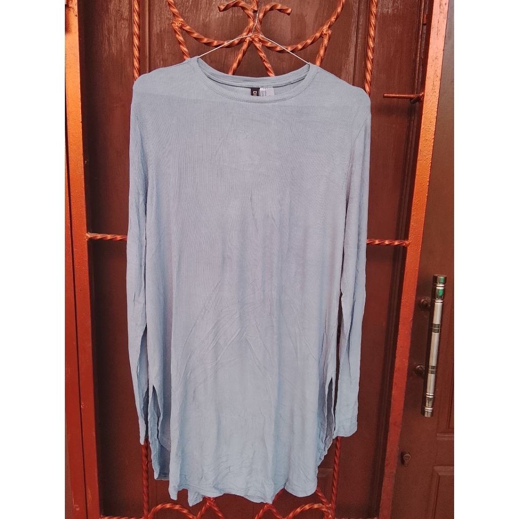 Preloved Kaos Divided Ori